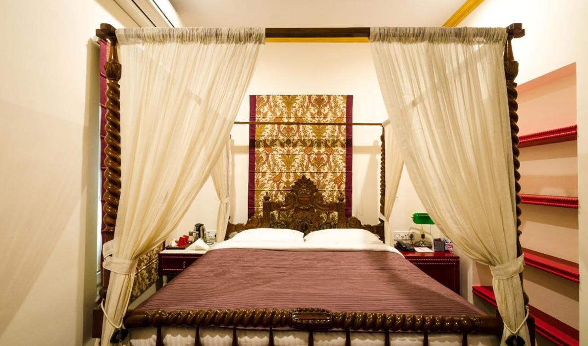 The Corner Courtyard Hotel Kolkata Bagian luar foto