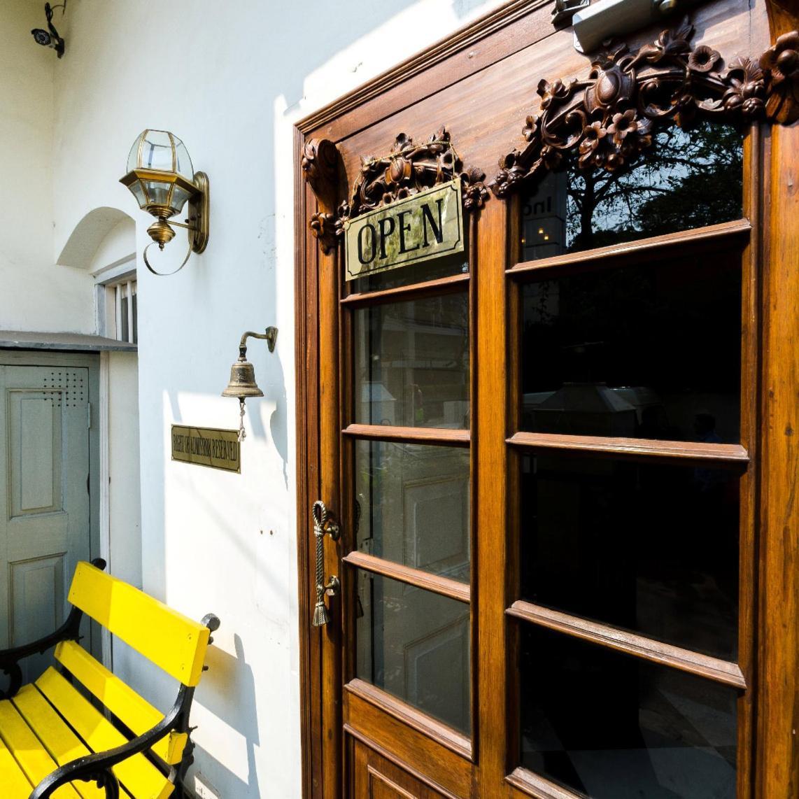 The Corner Courtyard Hotel Kolkata Bagian luar foto