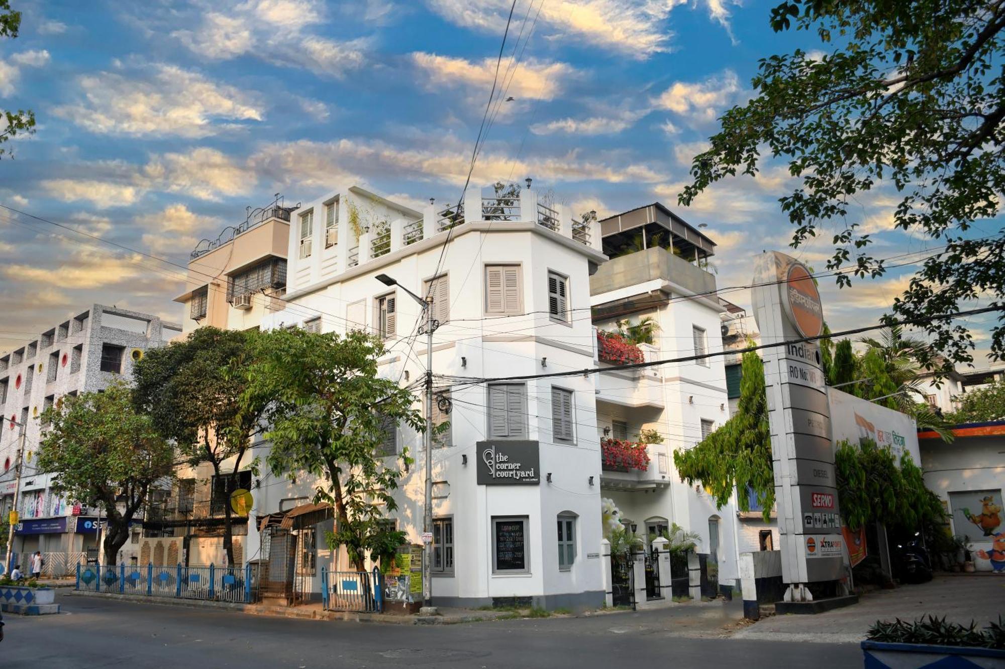 The Corner Courtyard Hotel Kolkata Bagian luar foto