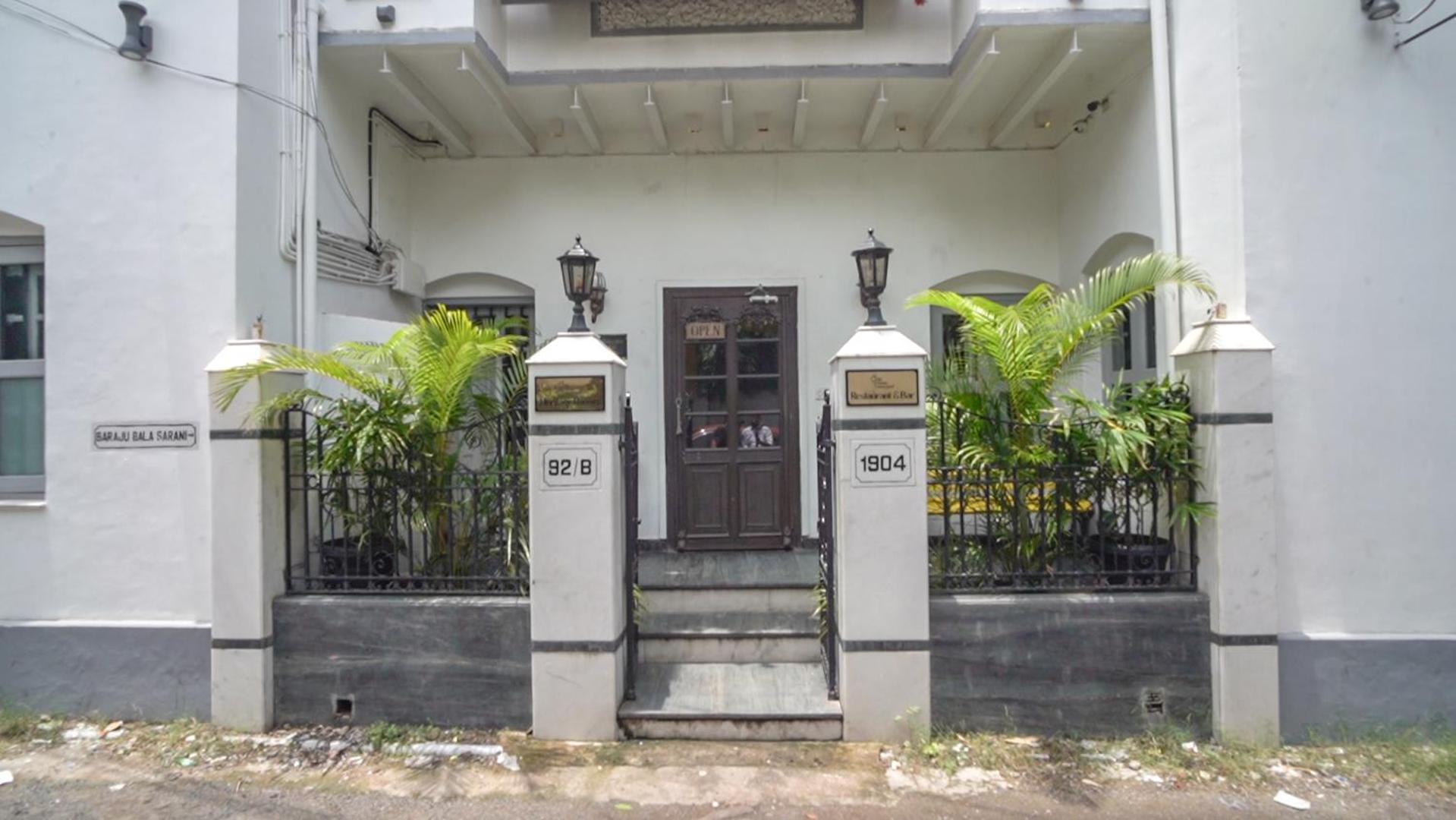 The Corner Courtyard Hotel Kolkata Bagian luar foto
