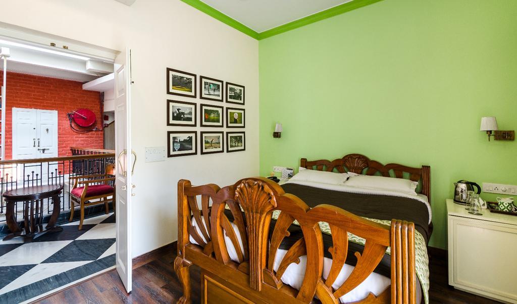 The Corner Courtyard Hotel Kolkata Bagian luar foto